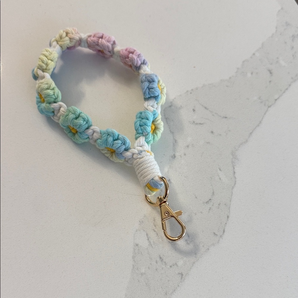 Daisy Macrame Wristlet Keychain